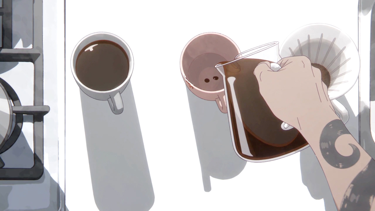 白いカップは満ち、隣のピンクのカップにもコーヒーが注がれる